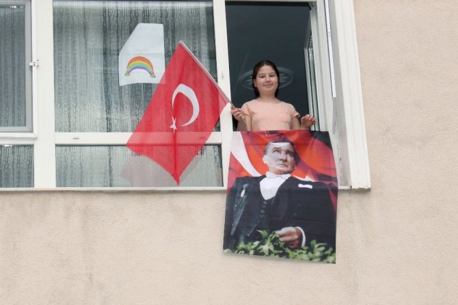 Çankaya’da evler Atatürk posterleri ve bayraklarla donatıldı