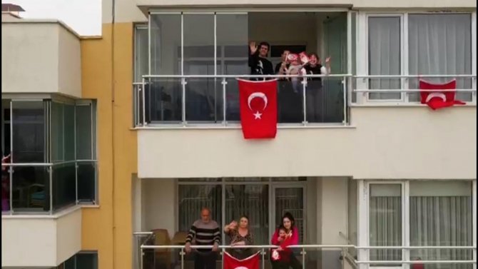 Kayseri’de balkonlarda 23 Nisan coşkusu