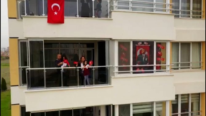 Kayseri’de balkonlarda 23 Nisan coşkusu