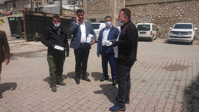 MHP’li Kütahya Belediye Başkanı Işık’dan Şemdinli’ye maske desteği