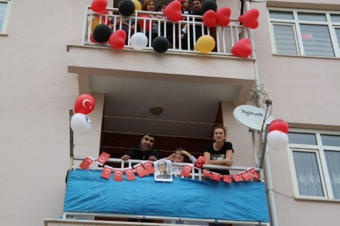 Tunceli’de 23 Nisan araçlardan yükselen çocuk şarkılarıyla kutlandı