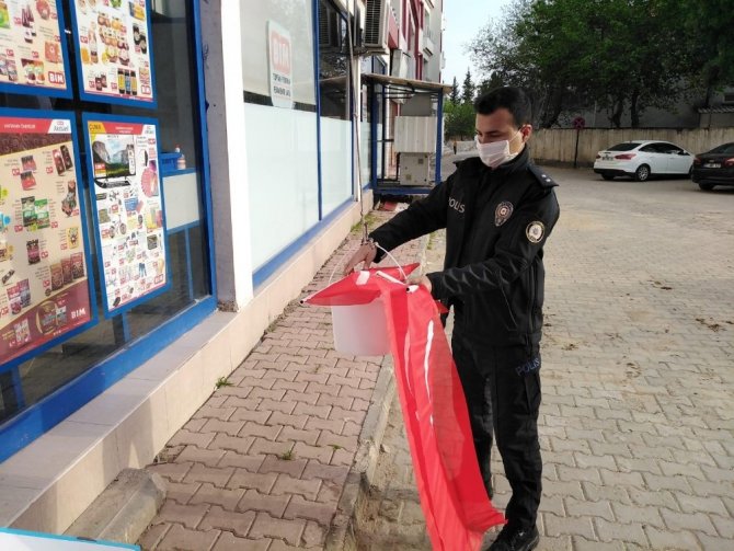 Yavuzeli İlçe Kaymakamı Taşkın maske ve Türk bayrağı dağıttı