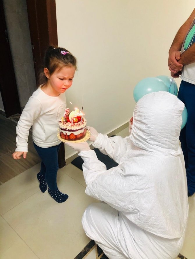 Giresun’da karantinada bulunan 5 yaşındaki Elisa’ya doğum günü sürprizi