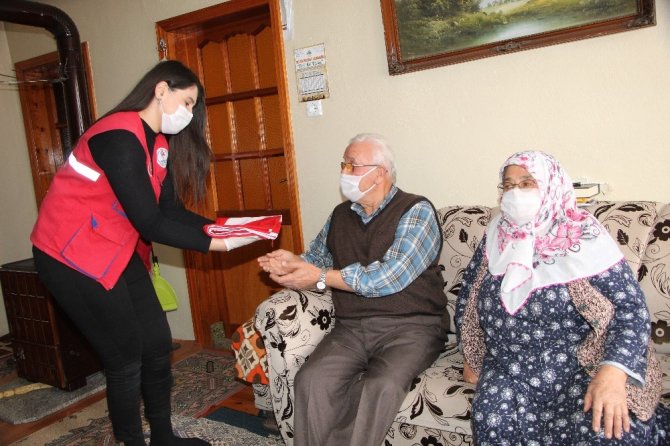 Yaşlı çift Vefa Sosyal Destek Grubu’ndan Türk bayrağı istedi