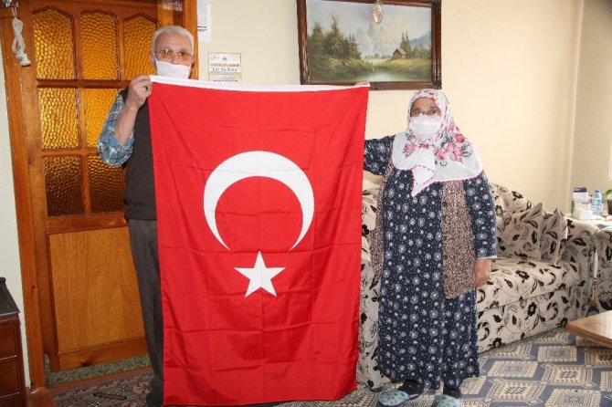 Yaşlı çift Vefa Sosyal Destek Grubu’ndan Türk bayrağı istedi
