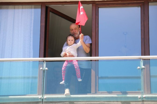 Zonguldaklılar 23 Nisan’ı balkondan kutladı