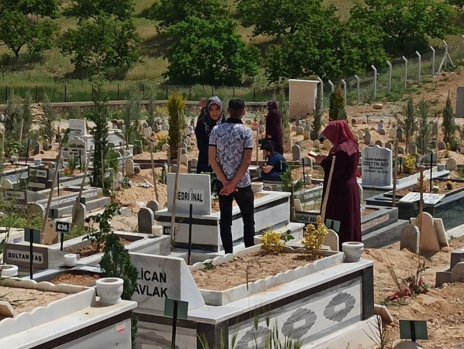 Kısıtlama öncesi mezarlık ziyaretlerinde yoğunluk
