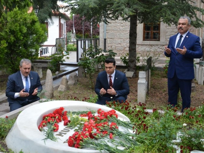 Destici, Muhsin Yazıcıoğlu’nun kabrini ziyaret etti