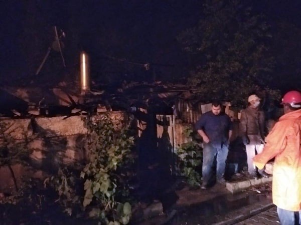 Çavdarhisar’daki yangında tek katlı ev ve ticari araç kül oldu