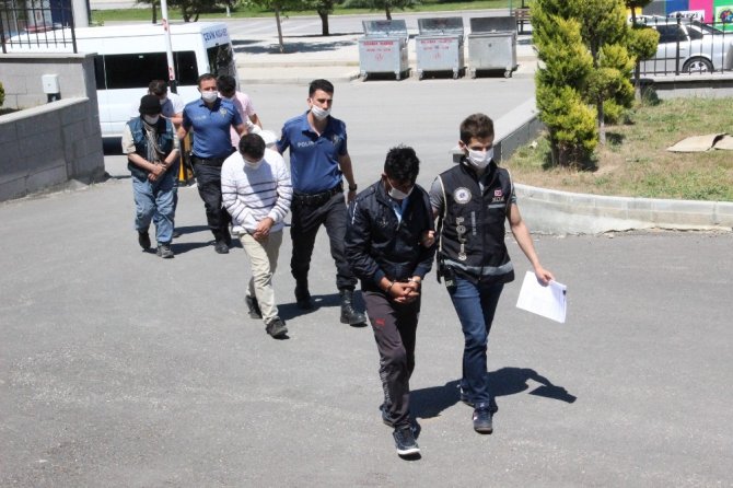 Karaman’da silah ticaretinden gözaltına alınan 4 kişi adliyeye sevk edildi