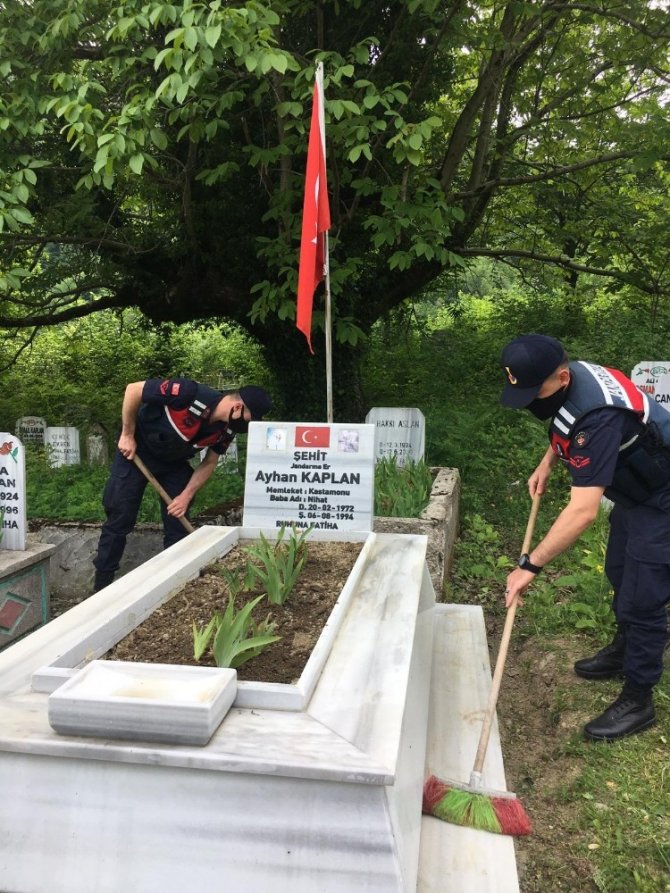 Jandarma ekipleri, şehit mezarlarını elleriyle temizledi