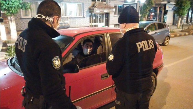 Kütahya’da sokağa çıkma kısıtlamasını ihlal eden 2 kişiye ceza uygulandı