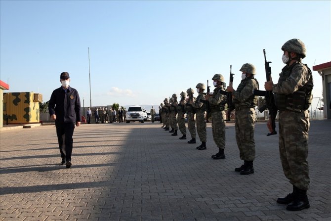 Milli Savunma Bakanı Akar ve kuvvet komutanları Suriye sınırında