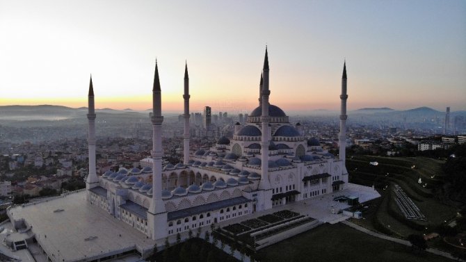 Çamlıca Camii bu sene Ramazan Bayramı’nda boş kaldı