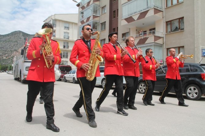 156 yıllık belediye bandosundan, sokağa çıkamayan vatandaşlara bayram konseri