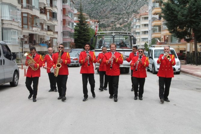 156 yıllık belediye bandosundan, sokağa çıkamayan vatandaşlara bayram konseri