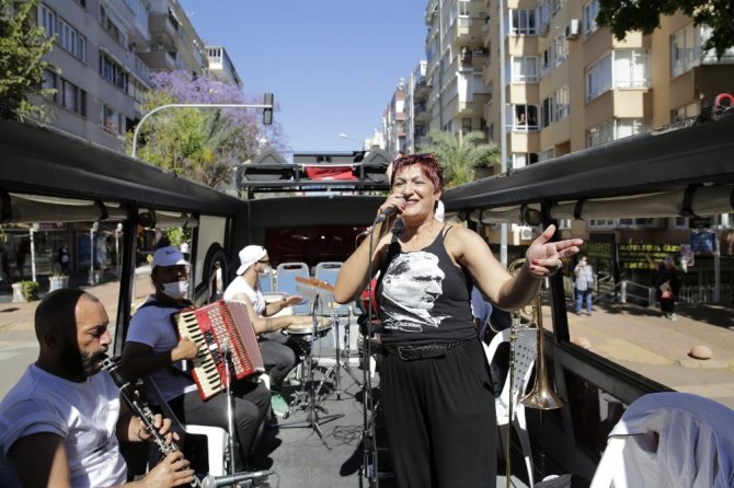 Evde kalan Antalyalılar mobil konsere balkonlardan eşlik etti