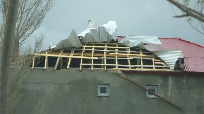 Ardahan’da fırtına: Çatılar uçtu, ağaçlar devrildi, elektrik telleri koptu