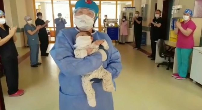 Bursa’da korona virüsü tedavisi gören 45 günlük bebek taburcu oldu