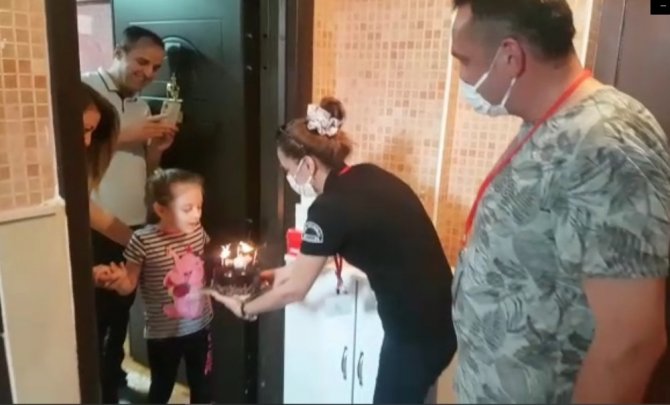 Isparta’da Vefa Destek Grubu’ndan 7 yaşına giren küçük kıza doğum günü sürprizi