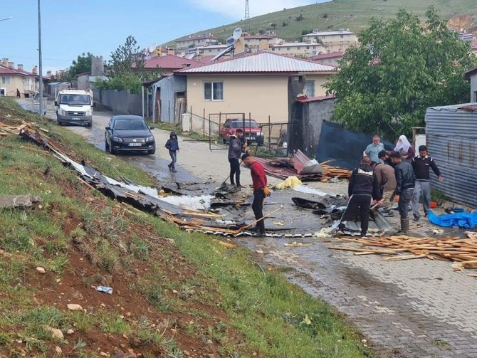 Elazığ’da 2 köyde fırtına çatıları uçurdu, bir kişi yaralandı