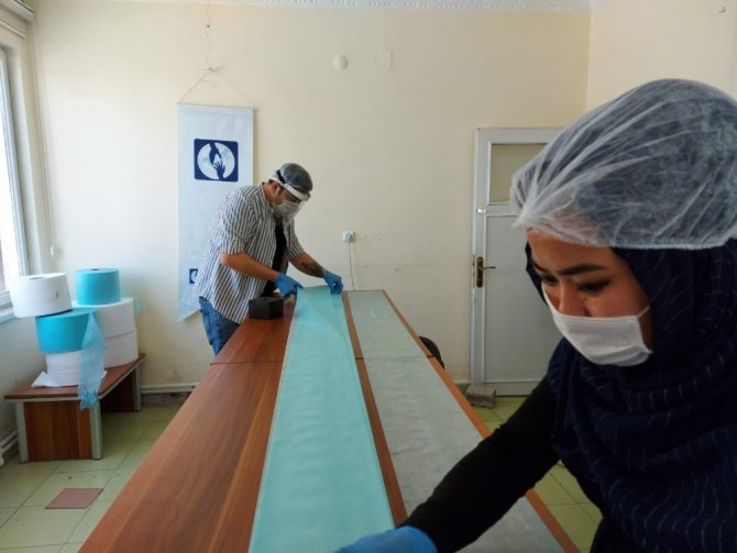 Afgan sığınmacılar gönüllü olarak maske üretiyor
