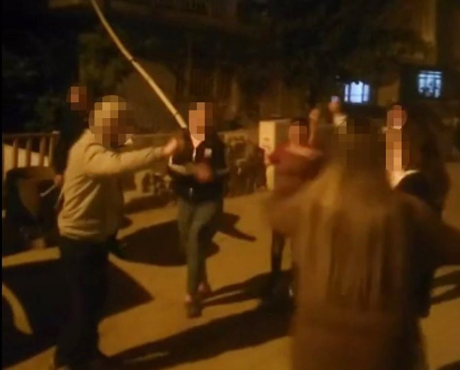 Manisa’da kısıtlama günü sokakta davul çalıp oynadılar