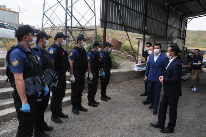 Kaymakam Sinanoğlu’ndan polislere baklava ikramı