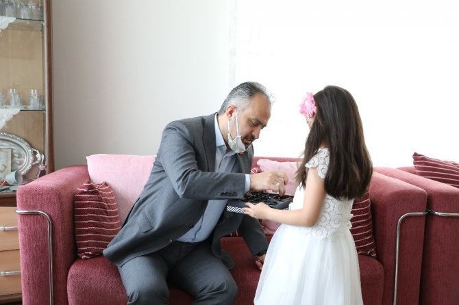 Bursa Büyükşehir Belediye Başkanı Alinur Aktaş’tan şehit ailelerine ziyaret