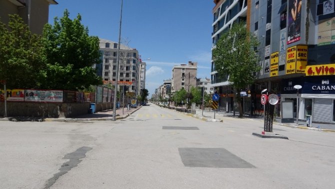 Van’da cadde ve sokaklar boş kaldı