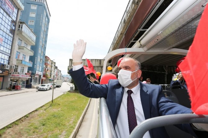 Başkan Sandıkçı üstü açık otobüsle gezerek vatandaşın bayramını kutladı