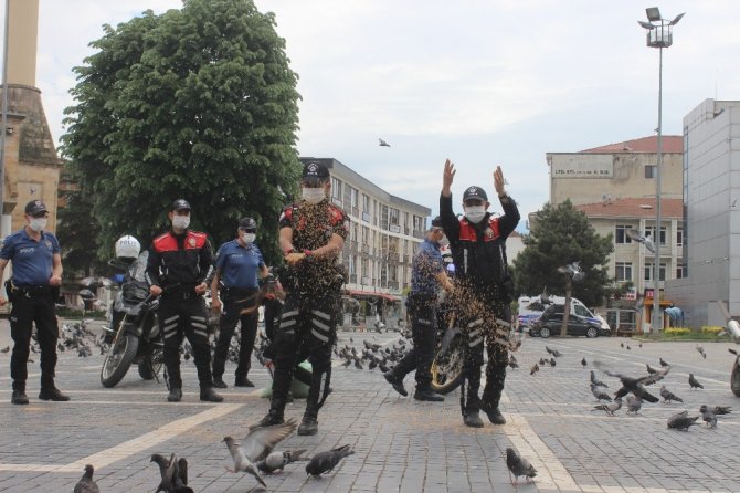 Sokağa çıkma yasağında aç kalan güvercinleri polisler besledi