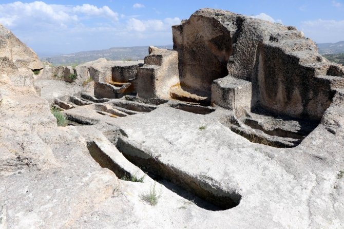 Kapadokya’da 2 bin yıllık mezar büyük ilgi çekiyor