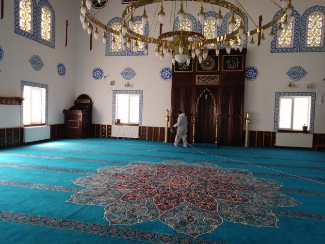 Tuşba’da ibadete açılacak camiler dezenfekte ediliyor