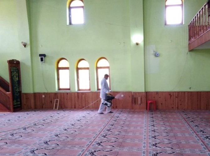 Tuşba’da ibadete açılacak camiler dezenfekte ediliyor