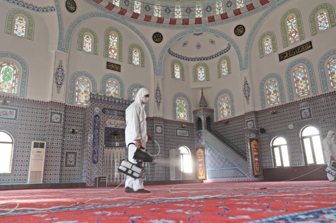 Akhisar Belediyesi ibadete açılacak camileri dezenfekte ediyor