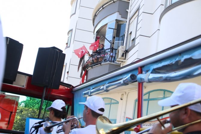 Bayram Büyükşehir’in mobil konserleriyle şenlendi