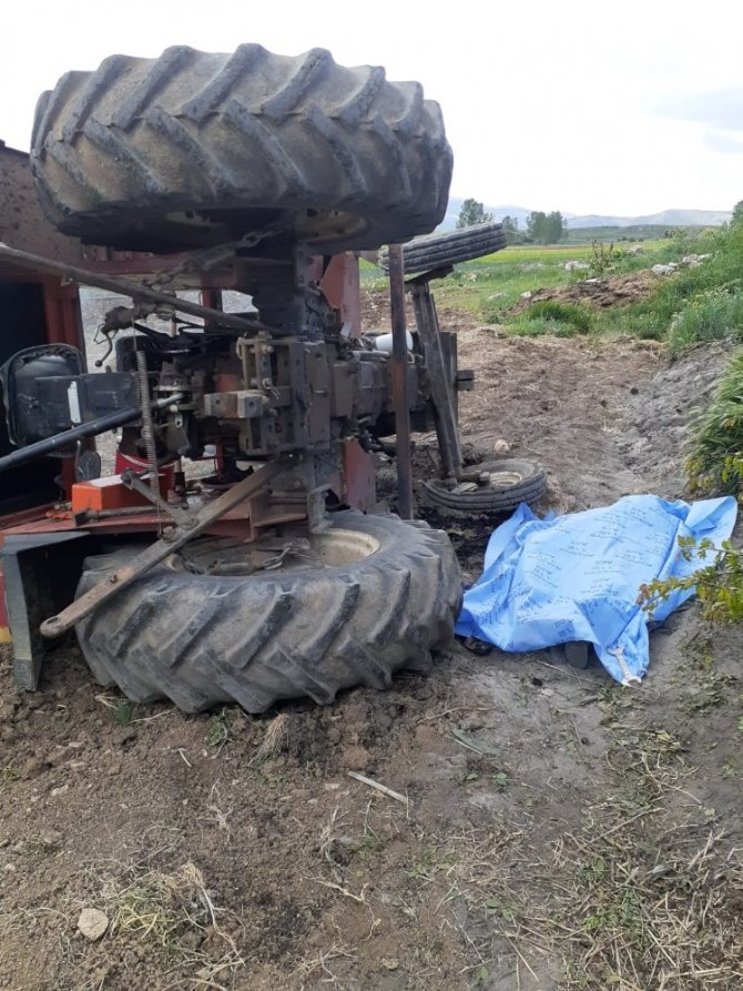 Antalya’da traktör şarampole devrildi anne öldü, 2 kızı yaralandı