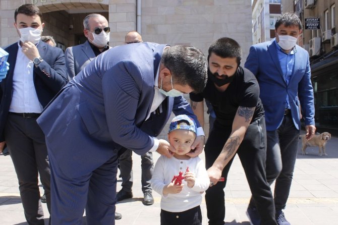 Başkan Şenlikoğlu vatandaşların bayramını kutladı, çocuklara çikolata dağıttı