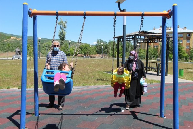 Bingöl’de kısıtlamanın ardından çocuklar parka koştu