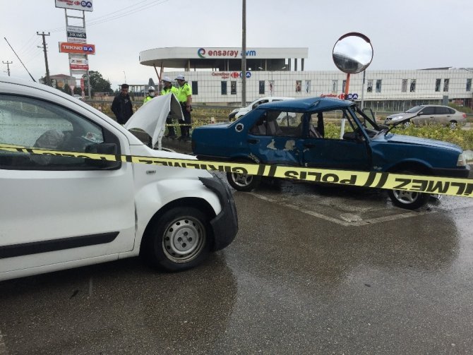Sanayi Kavşağı’nda iki araç çarpıştı 4 kişi yaralandı