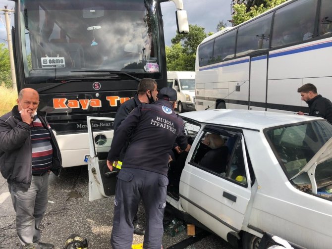 Otomobil servis otobüsünün altına girdi: 1 ölü