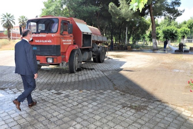 Turgutlu Belediyesi cami ve okul bahçelerini dezenfekte ediyor