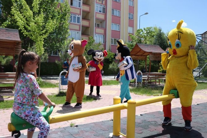 Nevşehir’de çocuklar maskotlarla eğlendi