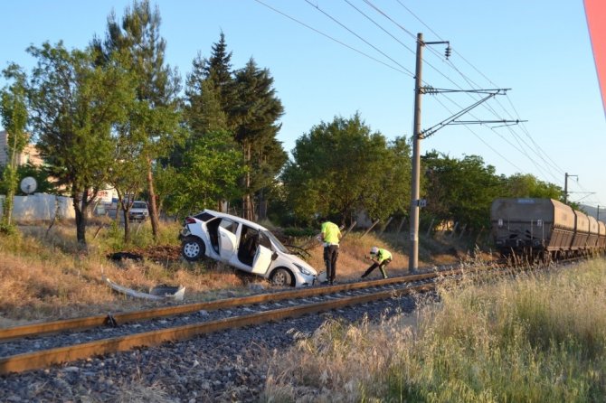 Otomobil yük trenine çarptı: 2 ağır yaralı