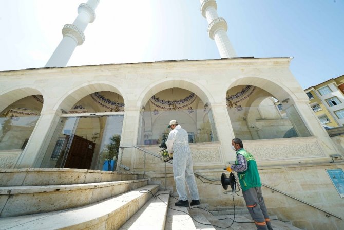 Malatya’da cami avluları dezenfekte ediliyor