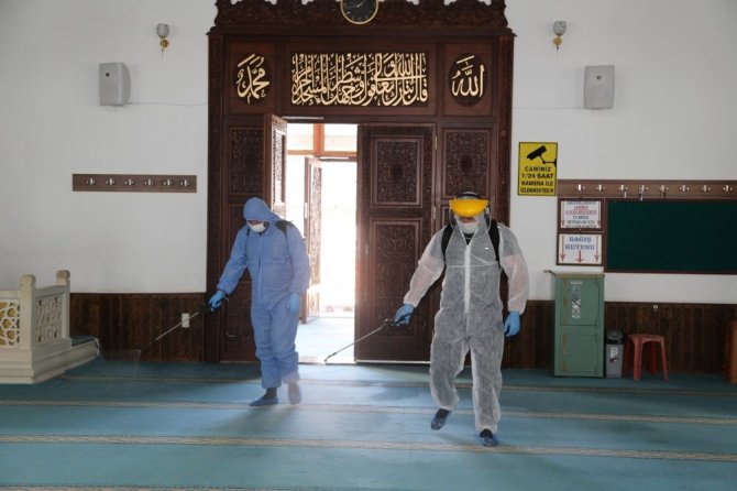 Niğde’de ibadete açılacak olan camiler dezenfekte ediliyor