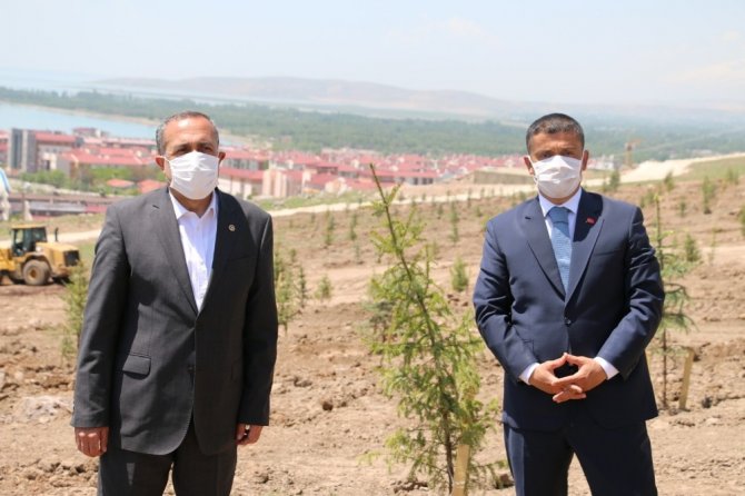 Mehmetbeyoğlu ve Arvas, ‘Kent Ormanı’ndaki çalışmaları inceledi
