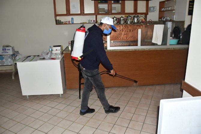 Biga Belediyesi kıraathaneleri dezenfekte etti