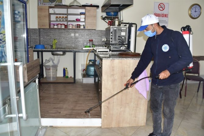 Biga Belediyesi kıraathaneleri dezenfekte etti